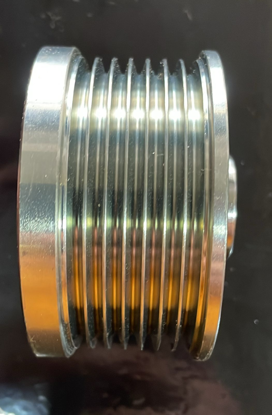 Polea de Alternador de Nissan Murano / Pathfinder / Navara (Clutch; Canales: 7; Alto: 42 mm; Diametro Cuerpo Ex.: 69 mm; Diametro Cuerpo Int.: 47 mm; Diametro Int.: 17 mm) – TM-PLALT-004 / VK-28749