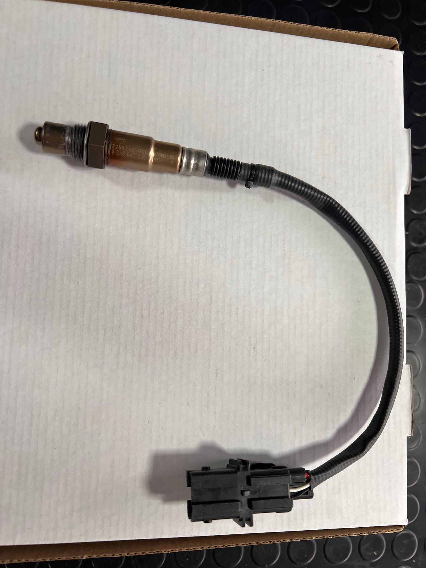 Sensor de Oxígeno Nissan Maxima / Murano / Altima (3.5 L) / Frontier (4.0 L) / Armada (5.6 L) / Infiniti FX45 (6 Pines; Enchufe Rectangular; Longitud: 45 cm) – TM-O2SEN-007 / 22693-7S000 / 0258007206